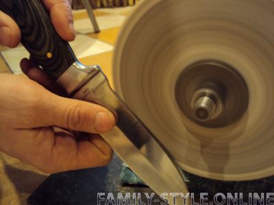 Заточка ножей с помощью шлифовальных кругов
